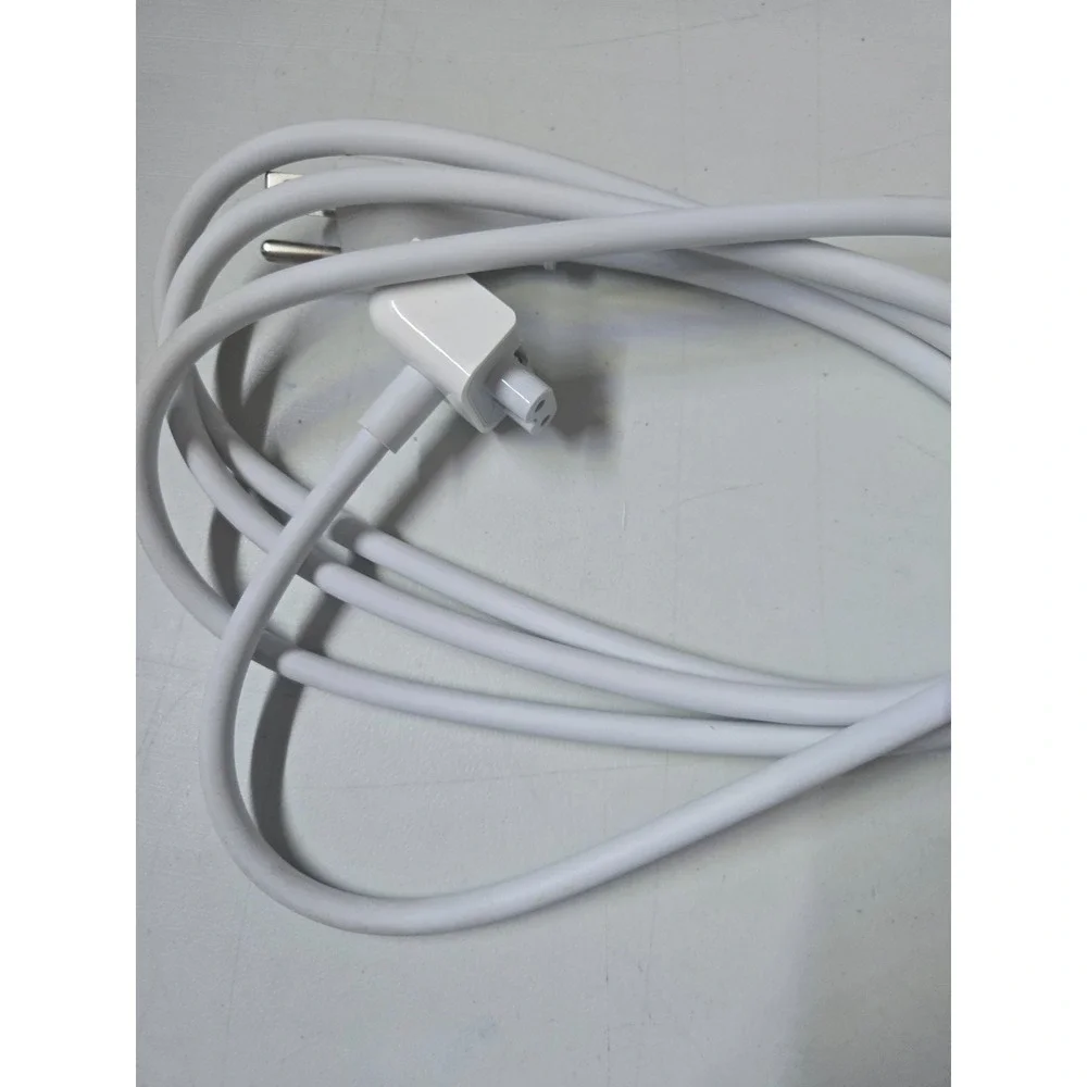 A1 2.5A 125 V Designed by Apple Laptop Cord